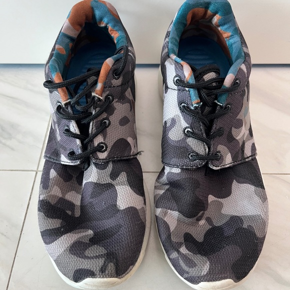 Nike Roshe One Camo Sneakers Multicolor – Size 7 Women - Picture 1 of 8